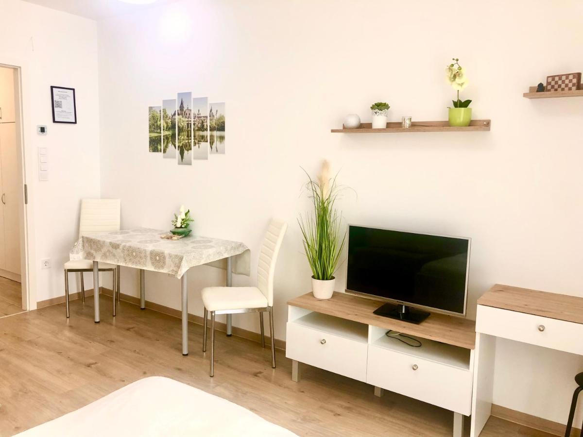 Sweet Home Apartman , 30Sqm Studio, Free Private Parking, Mountain View, Balcony, 20 Min From Downtown Boedapest Buitenkant foto