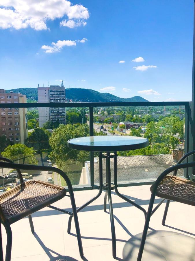 Sweet Home Apartman , 30Sqm Studio, Free Private Parking, Mountain View, Balcony, 20 Min From Downtown Boedapest Buitenkant foto