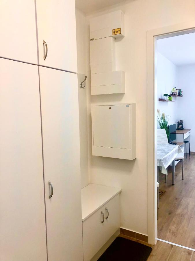 Sweet Home Apartman , 30Sqm Studio, Free Private Parking, Mountain View, Balcony, 20 Min From Downtown Boedapest Buitenkant foto