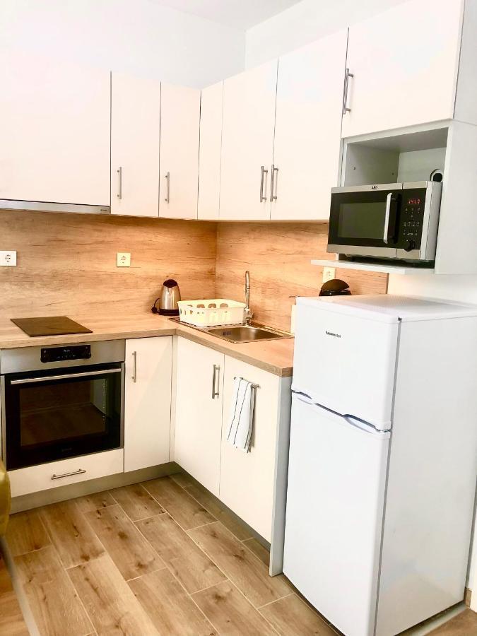 Sweet Home Apartman , 30Sqm Studio, Free Private Parking, Mountain View, Balcony, 20 Min From Downtown Boedapest Buitenkant foto