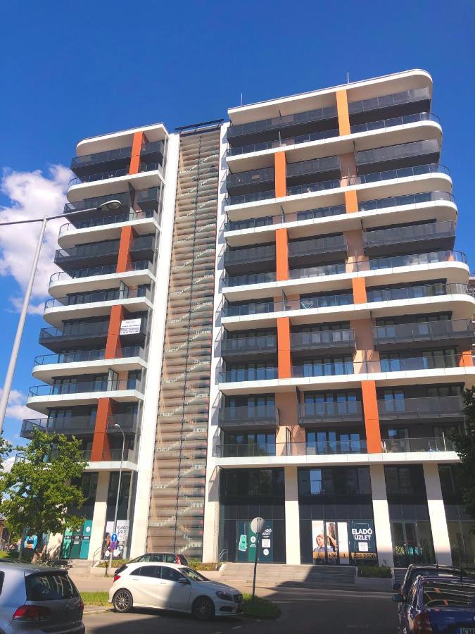 Sweet Home Apartman , 30Sqm Studio, Free Private Parking, Mountain View, Balcony, 20 Min From Downtown Boedapest Buitenkant foto