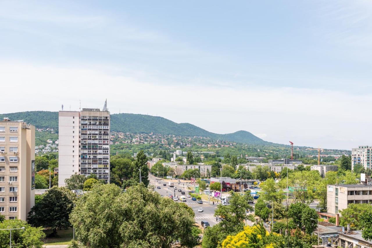 Sweet Home Apartman , 30Sqm Studio, Free Private Parking, Mountain View, Balcony, 20 Min From Downtown Boedapest Buitenkant foto