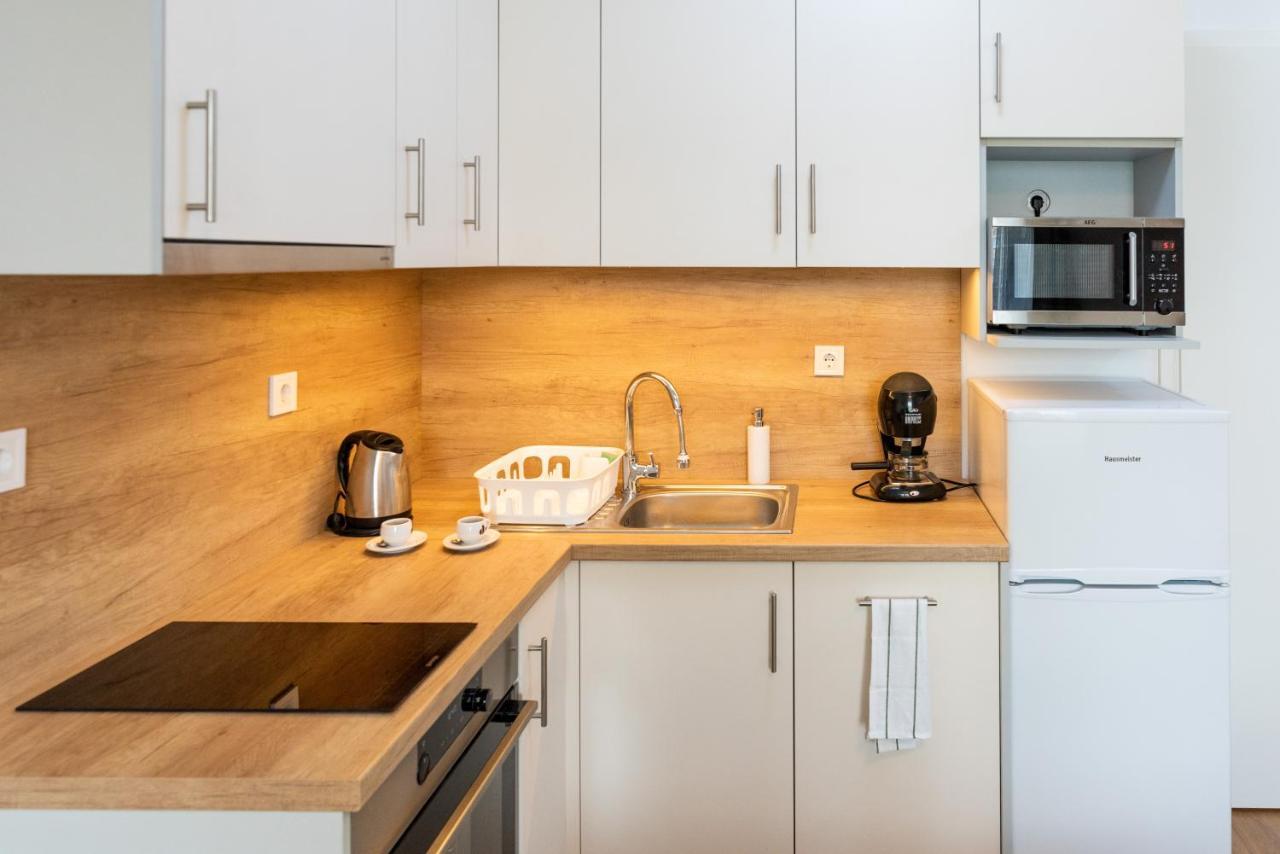 Sweet Home Apartman , 30Sqm Studio, Free Private Parking, Mountain View, Balcony, 20 Min From Downtown Boedapest Buitenkant foto