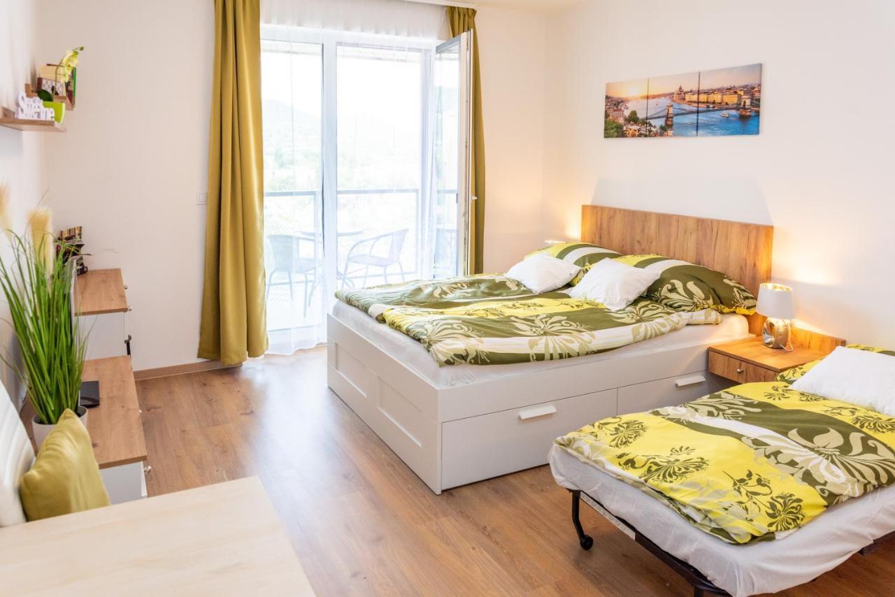 Sweet Home Apartman , 30Sqm Studio, Free Private Parking, Mountain View, Balcony, 20 Min From Downtown Boedapest Buitenkant foto