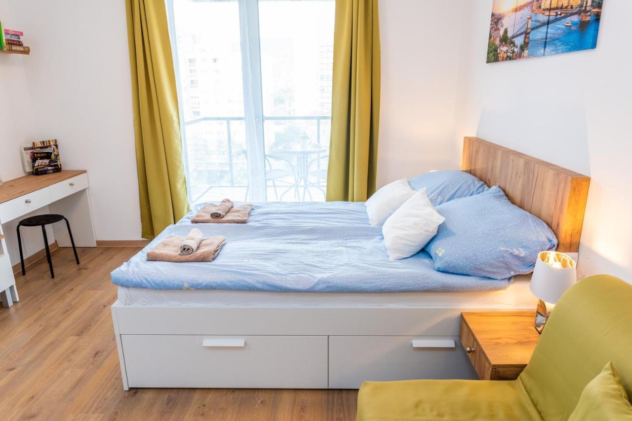 Sweet Home Apartman , 30Sqm Studio, Free Private Parking, Mountain View, Balcony, 20 Min From Downtown Boedapest Buitenkant foto