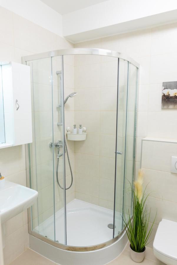 Sweet Home Apartman , 30Sqm Studio, Free Private Parking, Mountain View, Balcony, 20 Min From Downtown Boedapest Buitenkant foto