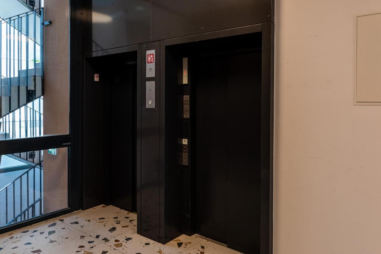 Sweet Home Apartman , 30Sqm Studio, Free Private Parking, Mountain View, Balcony, 20 Min From Downtown Boedapest Buitenkant foto