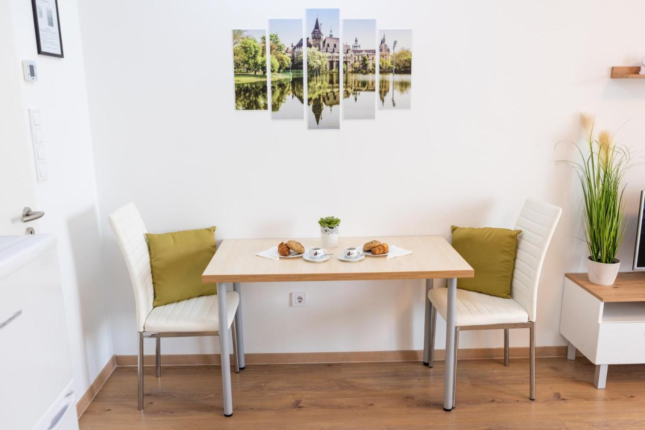 Sweet Home Apartman , 30Sqm Studio, Free Private Parking, Mountain View, Balcony, 20 Min From Downtown Boedapest Buitenkant foto
