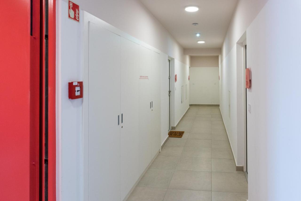 Sweet Home Apartman , 30Sqm Studio, Free Private Parking, Mountain View, Balcony, 20 Min From Downtown Boedapest Buitenkant foto