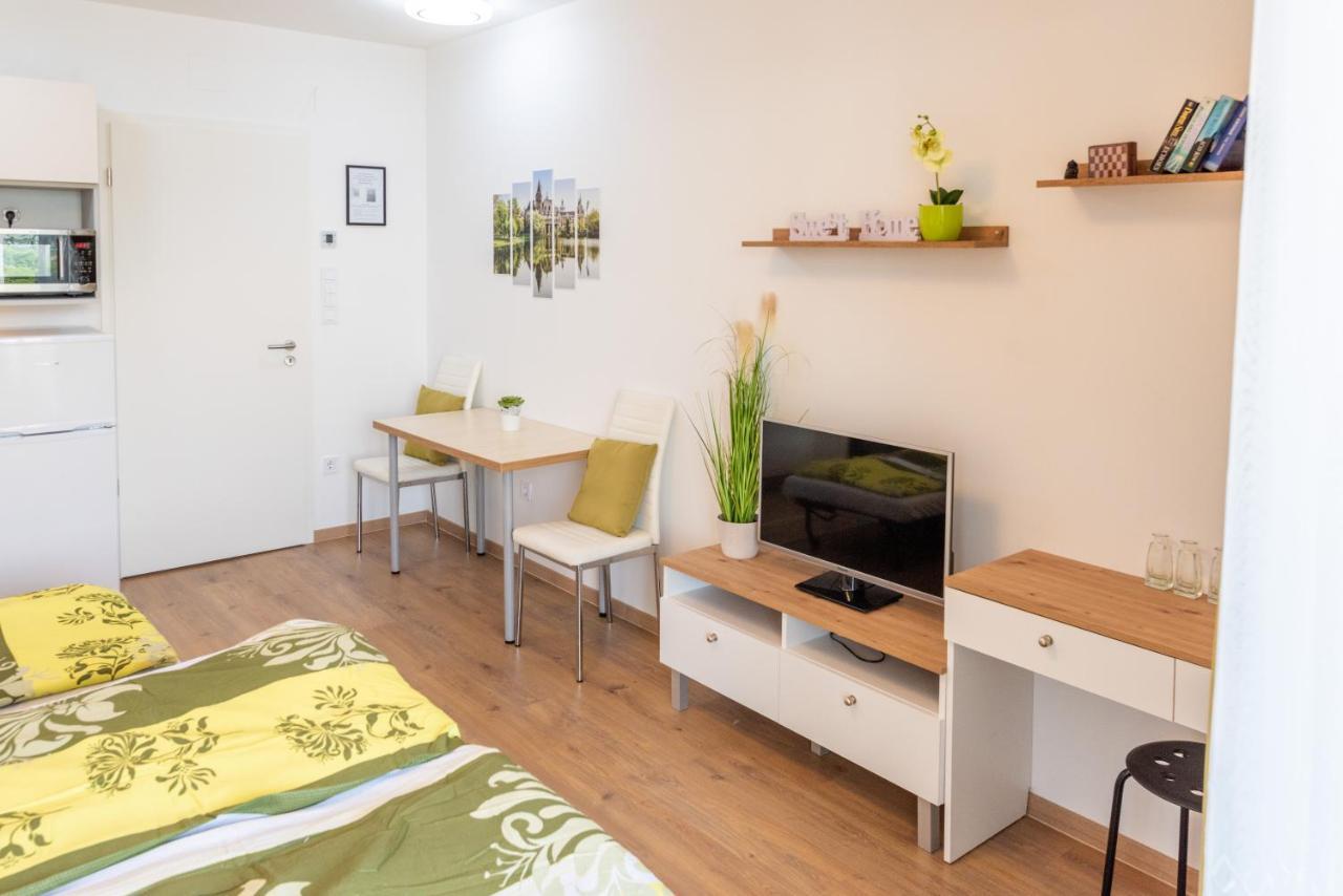 Sweet Home Apartman , 30Sqm Studio, Free Private Parking, Mountain View, Balcony, 20 Min From Downtown Boedapest Buitenkant foto