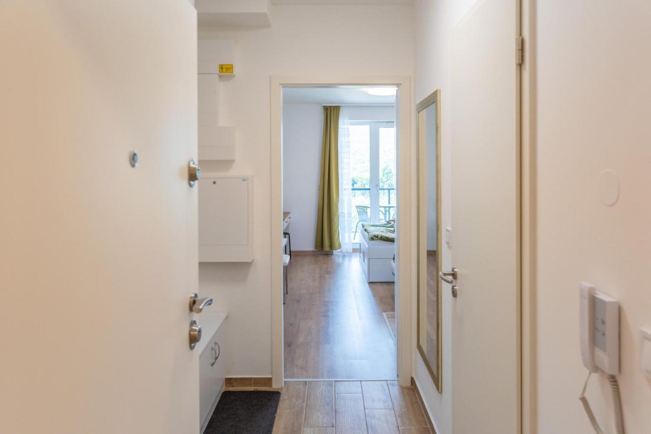 Sweet Home Apartman , 30Sqm Studio, Free Private Parking, Mountain View, Balcony, 20 Min From Downtown Boedapest Buitenkant foto
