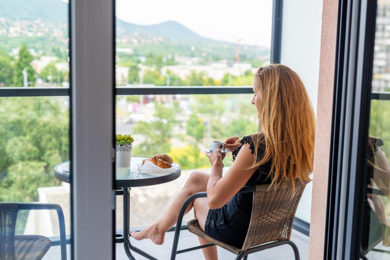 Sweet Home Apartman , 30Sqm Studio, Free Private Parking, Mountain View, Balcony, 20 Min From Downtown Boedapest Buitenkant foto
