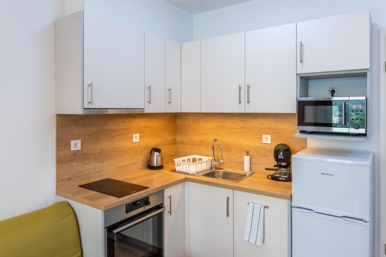 Sweet Home Apartman , 30Sqm Studio, Free Private Parking, Mountain View, Balcony, 20 Min From Downtown Boedapest Buitenkant foto