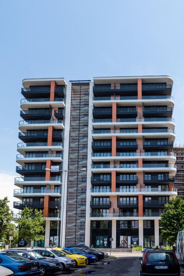 Sweet Home Apartman , 30Sqm Studio, Free Private Parking, Mountain View, Balcony, 20 Min From Downtown Boedapest Buitenkant foto